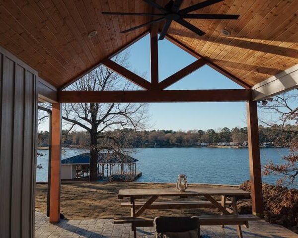 Lakehouse with boat house on lake bob sandlin 2